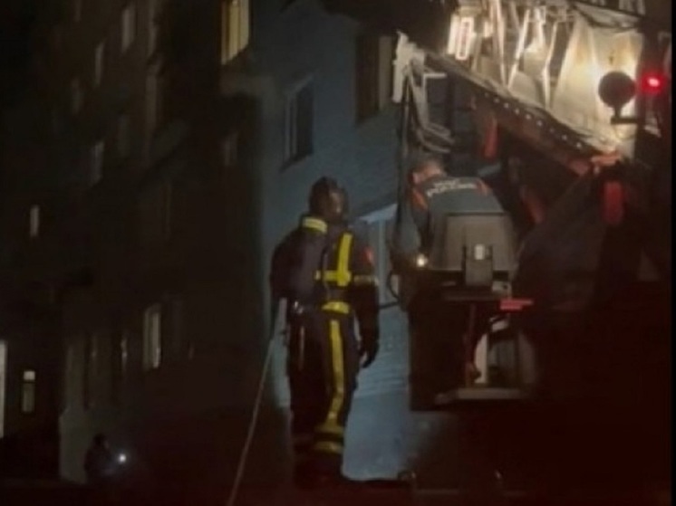 Спасатели реанимировали мужчину, угоревшего в пожаре в общежитии в Петрозаводске