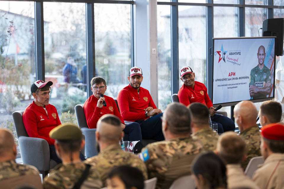 Легенды российского футбола посетили лагерь «Авангард» под Волгоградом