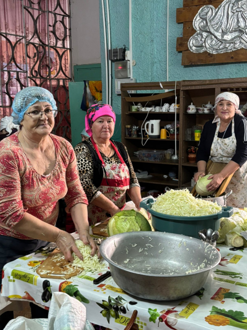 Активистки-певуньи из Камышинского района насолили капусты бойцам на фронт