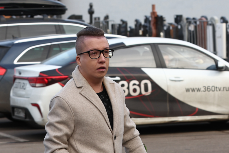 Продюсер Сергей Дворцов  во время прощания с журналистом Антоном Коробковым-Землянским на Троекуровском кладбище