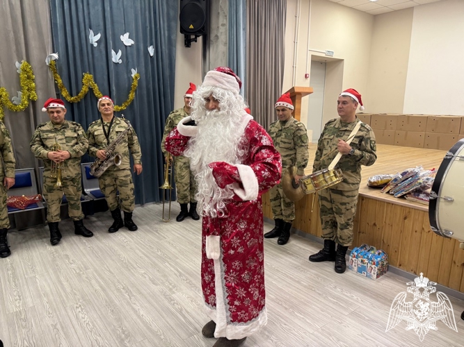 Дед Мороз специального назначения Росгвардии поздравил детей-сирот с наступающим Новым годом в Дагестане