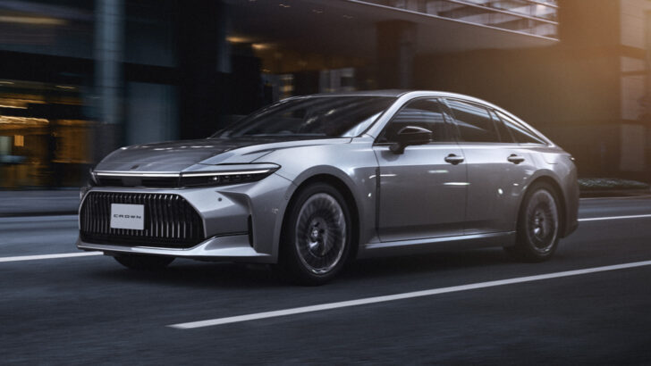 У Toyota появился новый заднеприводный седан с водородным двигателем. Сколько он стоит