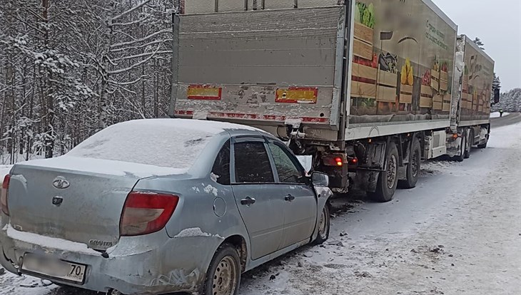 Двое попали в больницу после ДТП с фурой на томской трассе