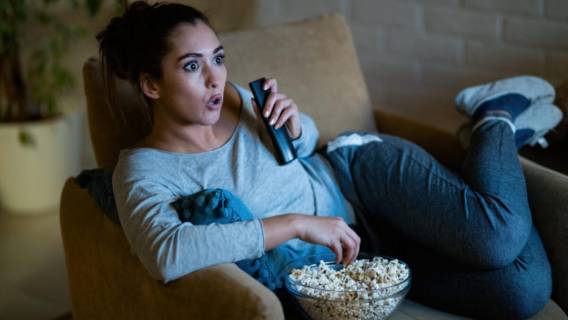 Почему просмотр любимых сериалов запоем может быть полезен для психики