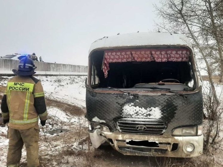 В Бурятии с дороги слетел маршрутный автобус с 13 пассажирами