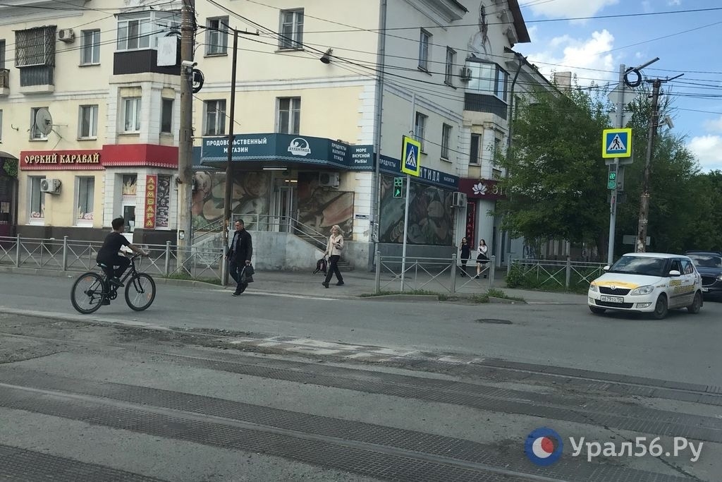 В Орске на ряде переездов через трамвайные пути на месте ям появились новые плитки 