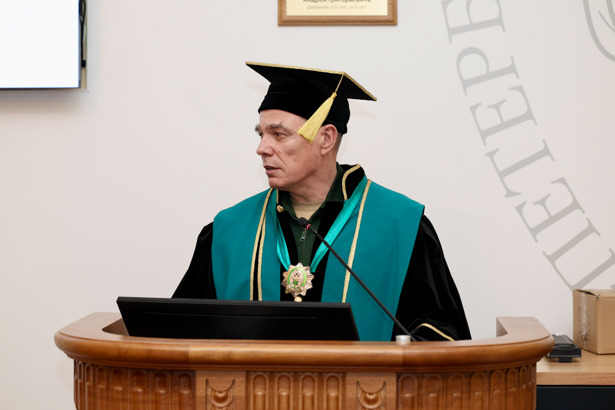 Олег Савельев выступает перед Учёным советом 