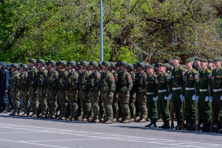 Представители Росгвардии возложили цветы к стеле ветеранам ПАИИ 