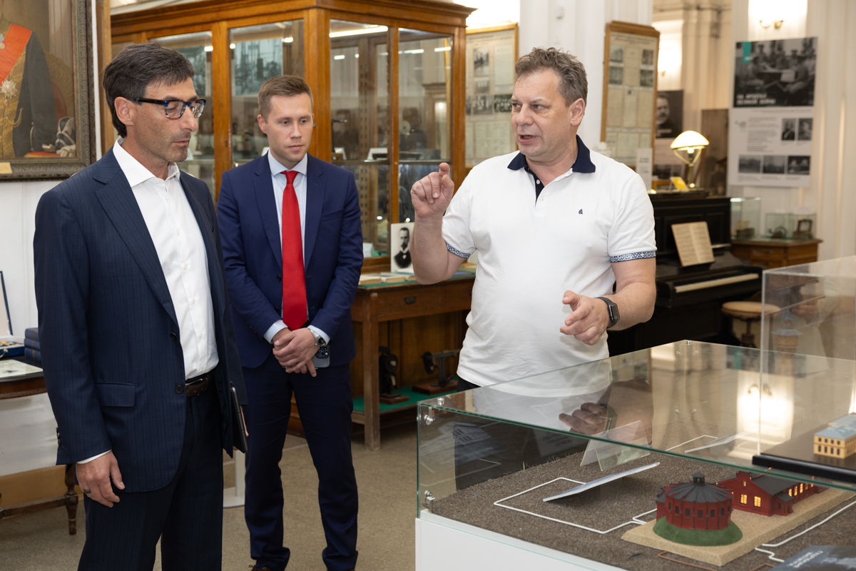 Эдуард Тиктинский посетил Музей истории СПбПУ 