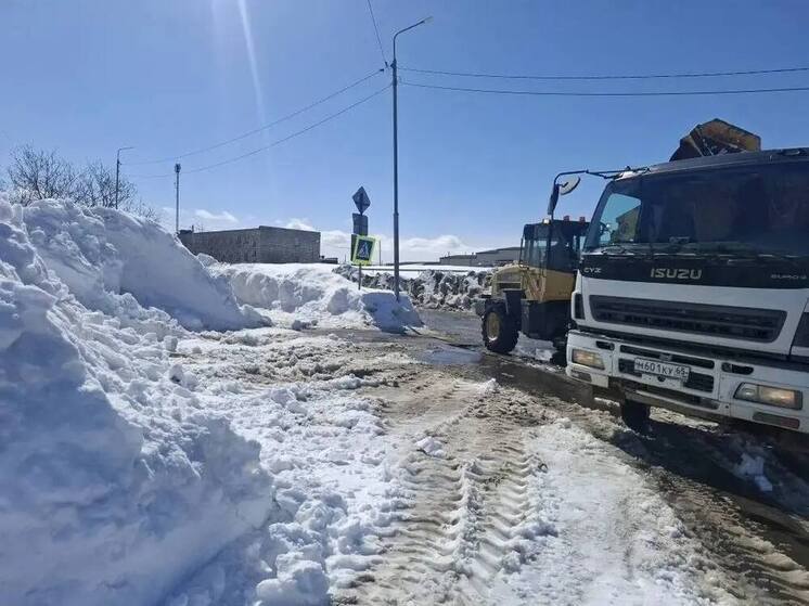 Более 16 тысяч кубометров снега вывезли на полигон в Охе после зимних снегопадов