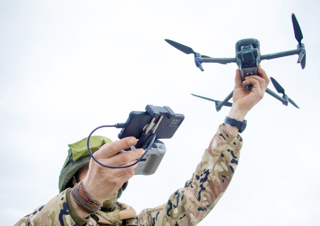 Боец спецназа. Привет-82 бпла. Борьба с беспилотниками. Боец и дрон видео. Боец и дрон видео.