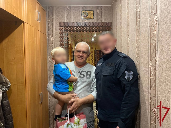 Росгвардейцы поздравили отцов погибших сослуживцев с праздником