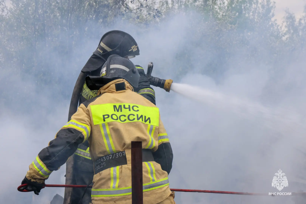 Частные дома и собачьи вольеры вспыхнули в Перми