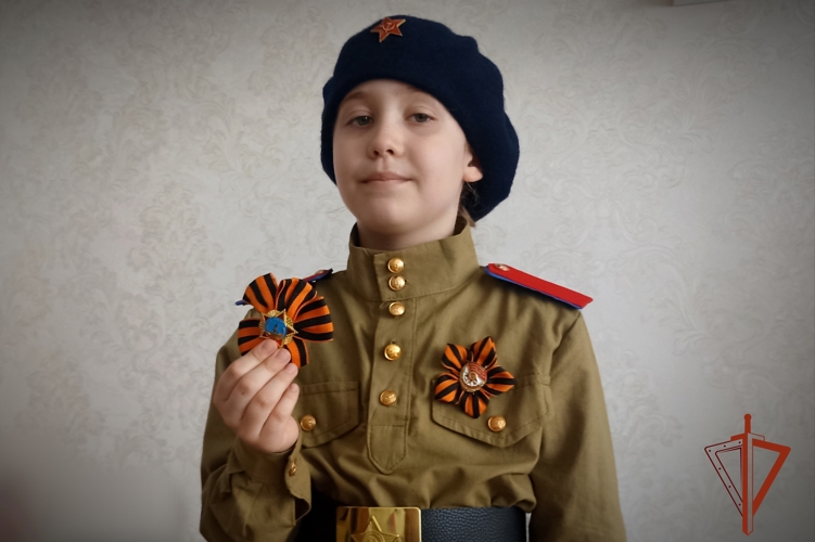 В Республике Алтай росгвардейцы рассказали школьникам о Георгиевской ленте, способах и правилах ее ношения