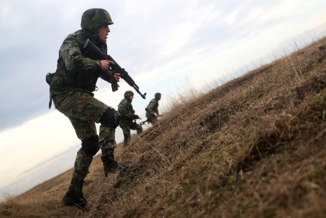 Солдаты на военных учениях в Румынии