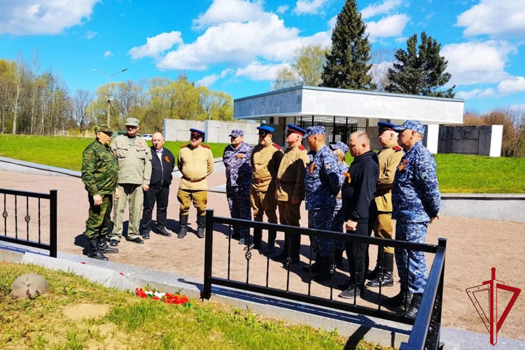 В Санкт-Петербурге сотрудники и ветераны вневедомственной охраны приняли участие в автопробеге «Сыны Великой Победы»