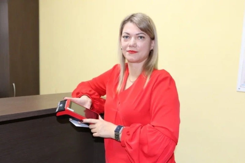 Сотрудник компании «БЕЛТРАНС» Вероника Евсюкова обеспечивает комфорт пассажиров при оплате проезда