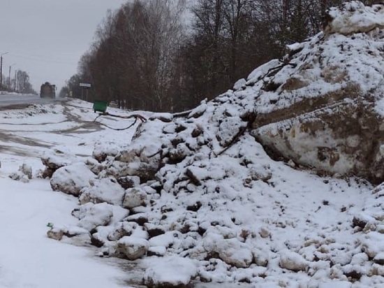 Грязный снег с проезжих частей и тротуаров Тулы вывозили на берег Воронки
