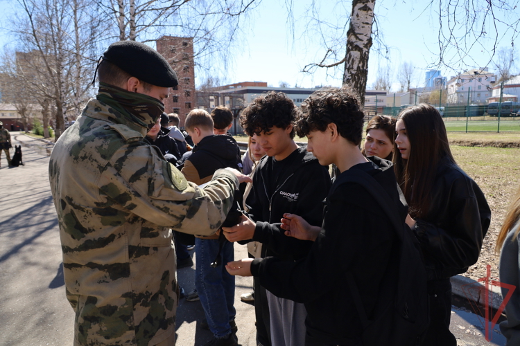 Казанские школьники побывали в гостях у сотрудников спецподразделений территориального Управления Росгвардии