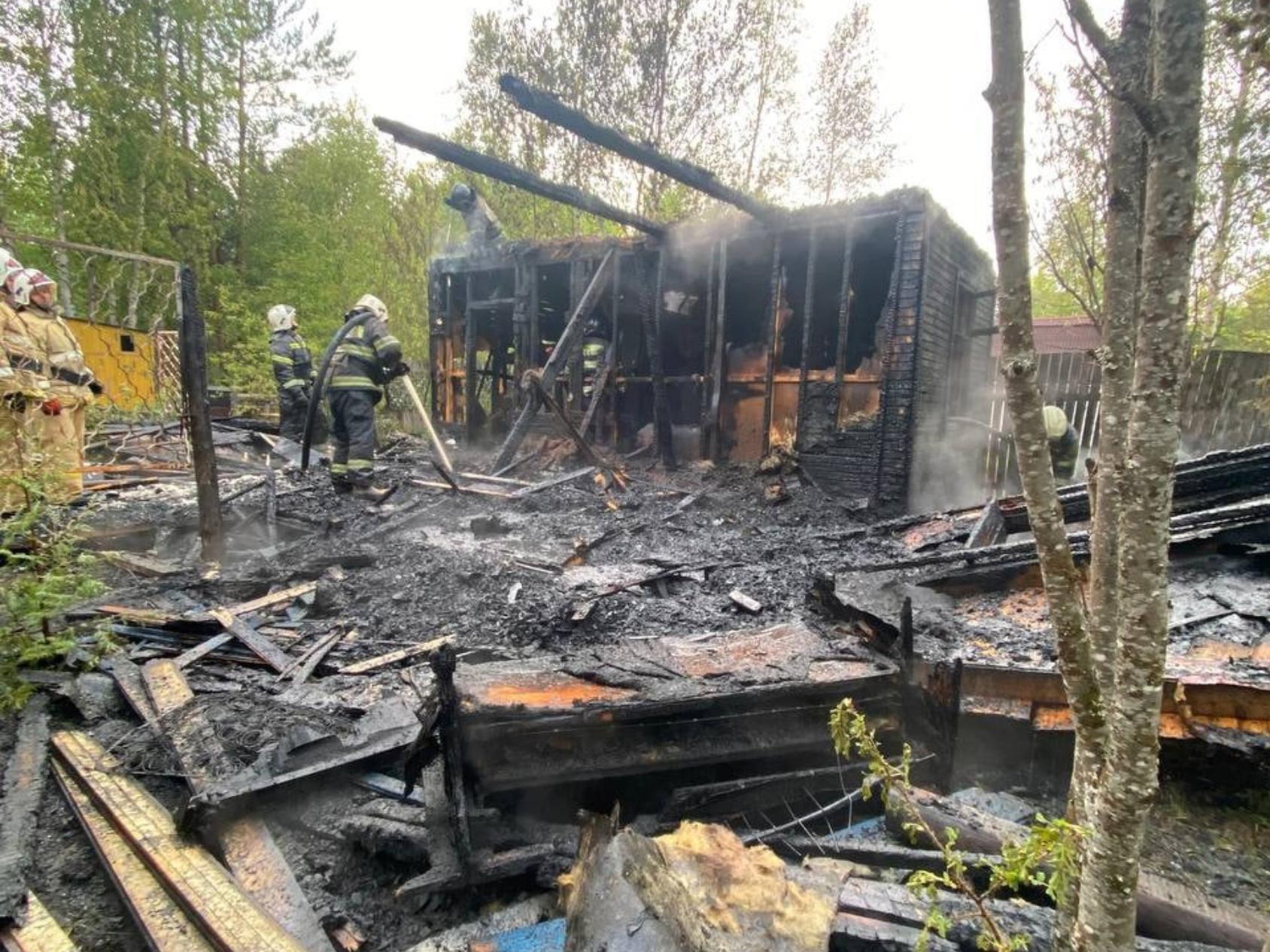 В родниках горит склад. Сгоревший дом. Фото горящего дома. Аварийный дом. Пожар на даче.