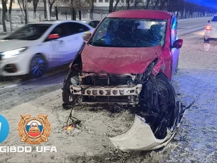 В Уфе столкнулись две иномарки, один из водителей пострадал