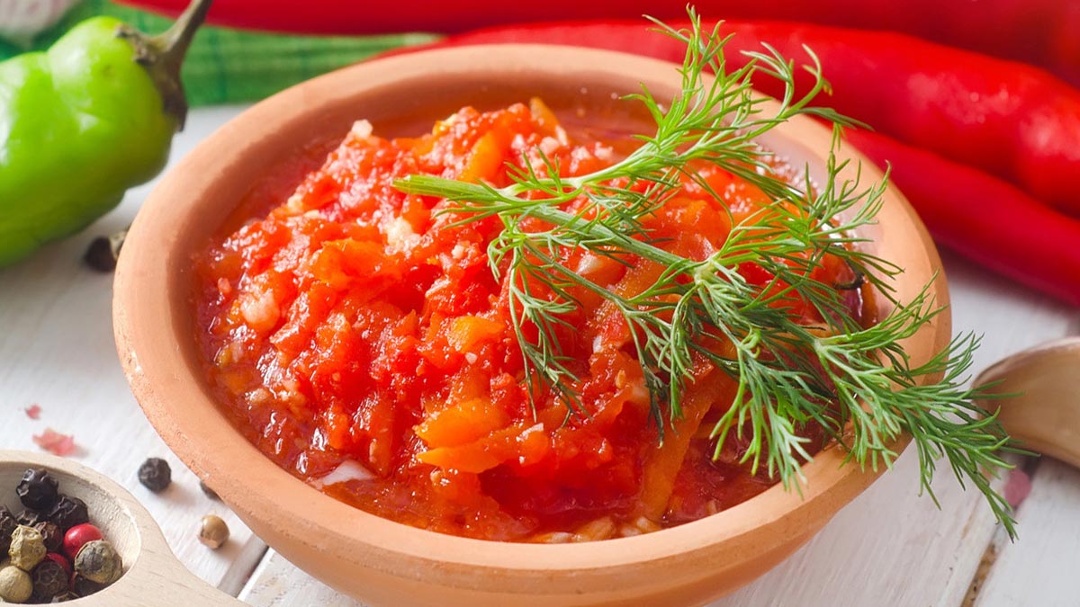 Грузинские помидоры с перцем и чесноком. Аджика. аджика с помидорами и чесноком. аджика без варки. аджика острая.