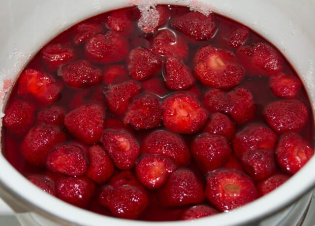 Клубничный компот из замороженной клубники: рецепты, в кастрюле, без сахара, польза