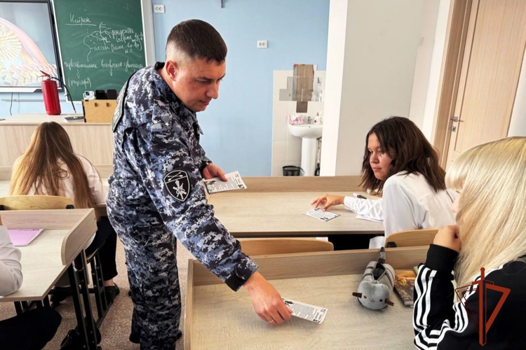 Пожарная безопасность в осенне-зимний период стала темой встречи офицера Росгвардии с абаканскими школьниками