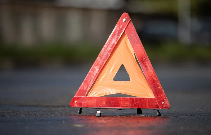 В Алексине водитель Volvo попал в больницу после того, как врезался в отбойник