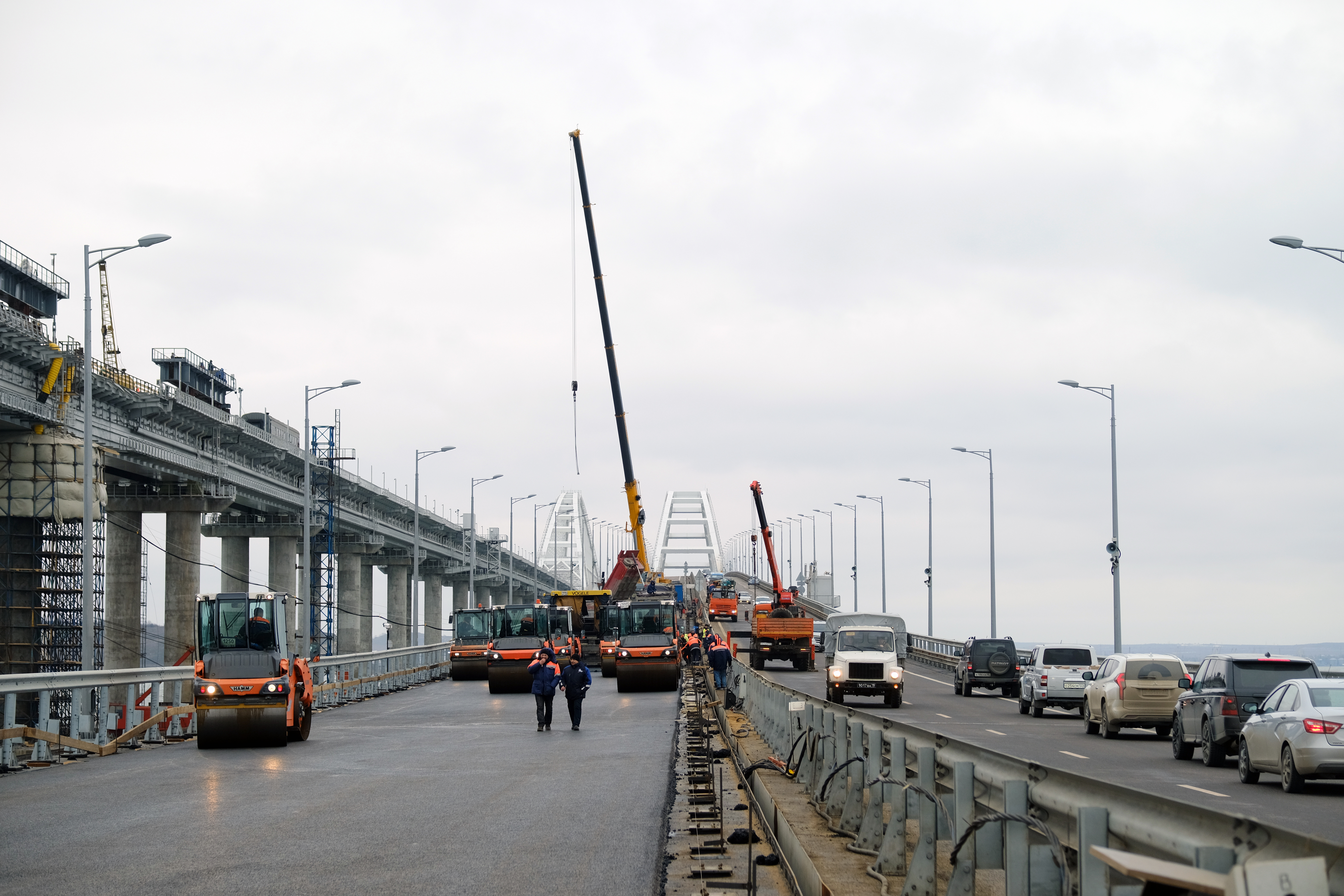 Крымский мост открыт для автомобилей. Крымский мост 2023. Росавтодор на Крымском мосту. Достроили Крымский мост 2023. Автодорожный мост.