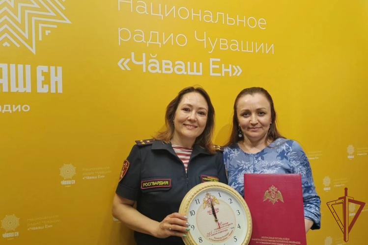 В Приволжье росгвардейцы поздравили журналистов с Днем радио