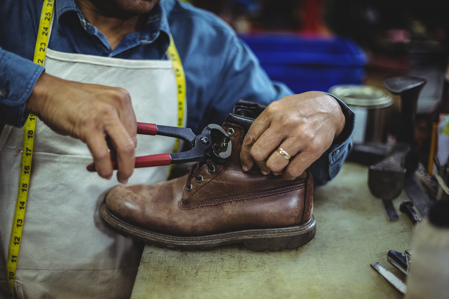 Shoes repair. Сапожник обувь. Человек чинит обувь. Сапожник чинит обувь. Ремесло обувь.