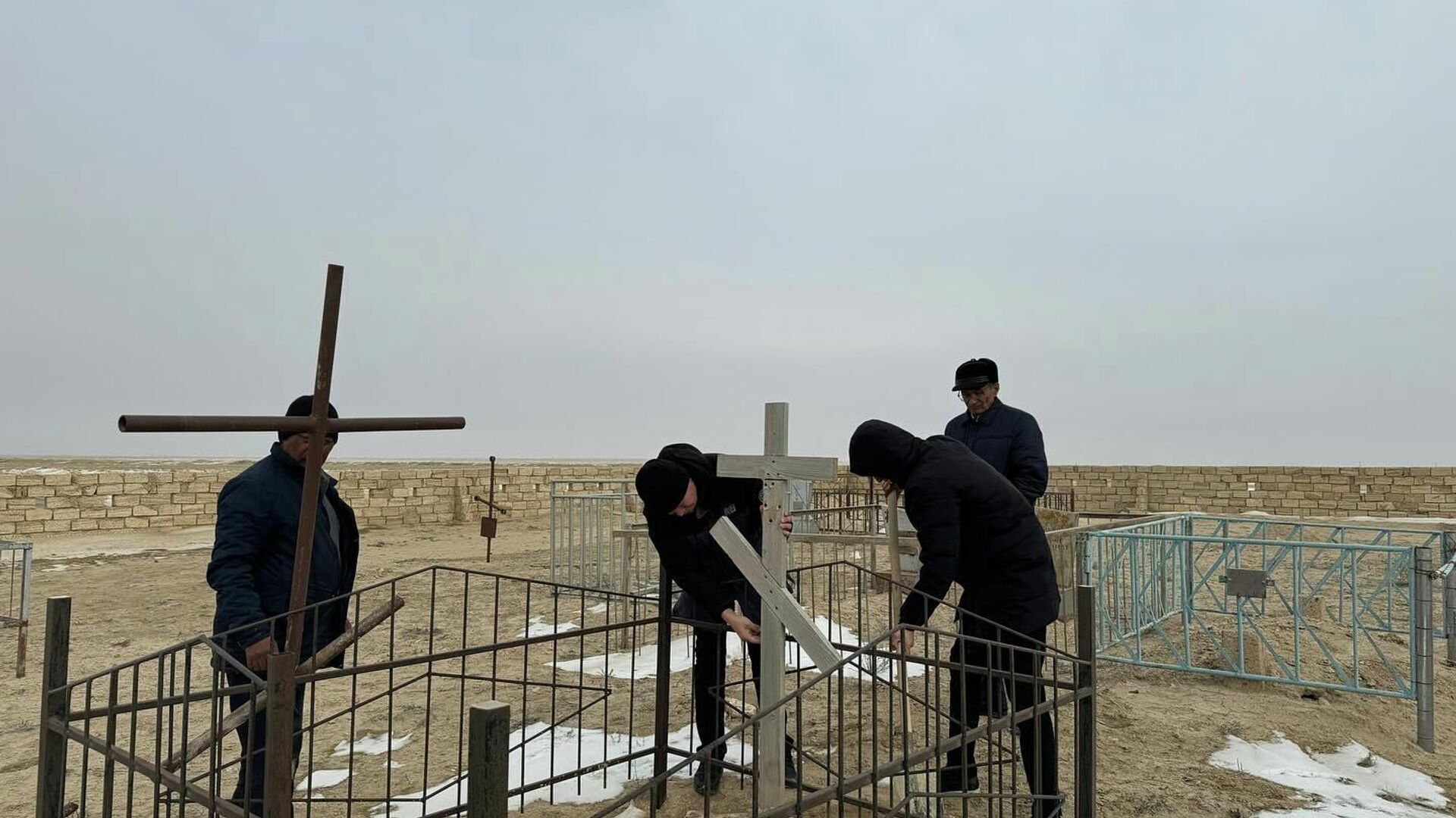 Восстанавливают оскверненное вандалами православное кладбище - Sputnik Казахстан, 1920, 21.02.2024