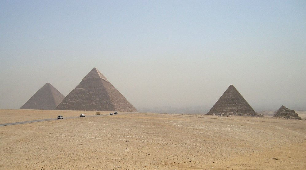 Туристы в Египте оголились возле пирамид: их задержали