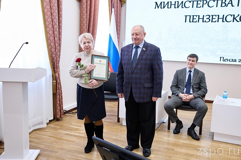 Сергей Егоров вручил награды Законодательного Собрания лучшим архивным работникам