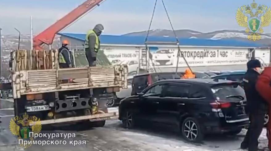Во Владивостоке эвакуируют автомобили с территории саперного редута №4