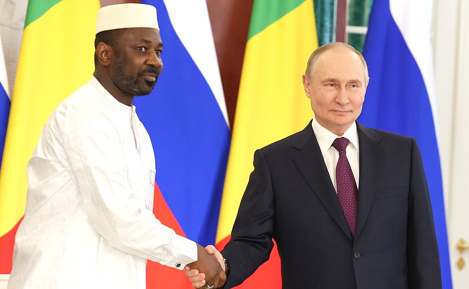 С Президентом переходного периода Республики Мали Ассими Гойтой.