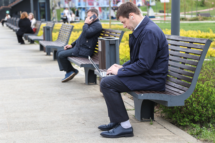 Эксперты отмечают, что в последнее время переход бухгалтеров, долгое время работавших в офисе, на аутсорс стал встречаться все чаще