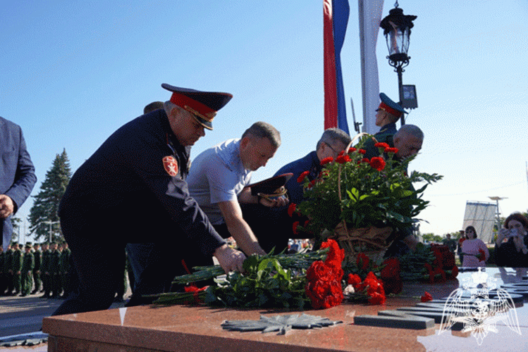 В Ульяновске начальник территориального управления Росгвардии возложил цветы к памятнику Героя России Дмитрия Разумовского