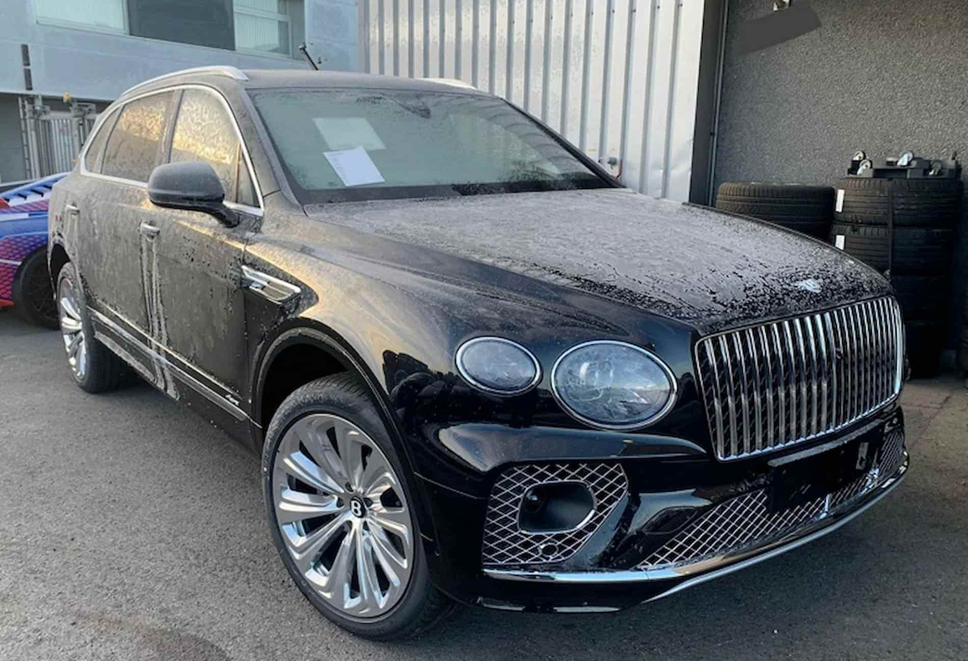 Какие машины за 1000000. Bentley Bentayga 2022. Bentley Bentayga Azure. Bentley удлиненный. Bentley Bentayga Ереван зеленый.