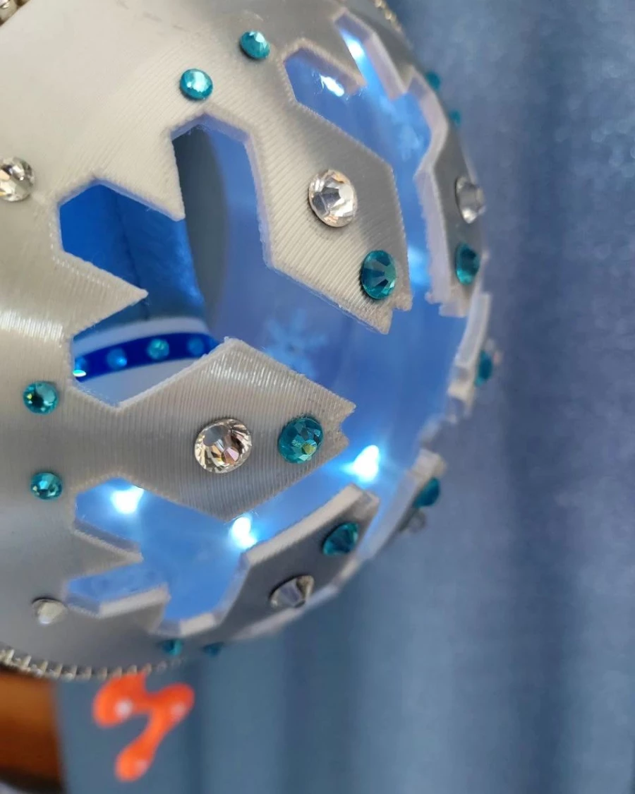 Новогодняя игрушка, созданная протезно-ортопедическим центром «Алорто».