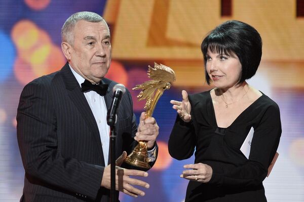 Режиссер Евгений Цымбал, получивший приз в номинации "Лучший неигровой фильм" за фильм "Валентина Кропивницкая в поисках потерянного рая", на XXIX церемонии вручения Национальной кинематографической премии "НИКА" в театре фольклора "Русская песня". - Sputnik Молдова