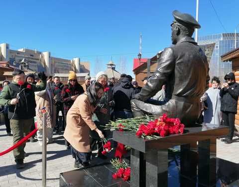 Якутяне возложили цветы к памятнику одному из основателей Республики Степану Аржакову