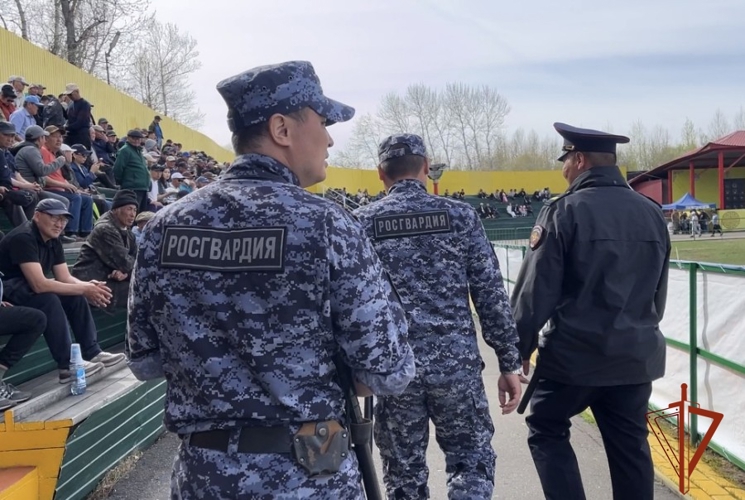 В Туве росгвардейцы вернули потерявшихся детей родителям во время праздничных мероприятий