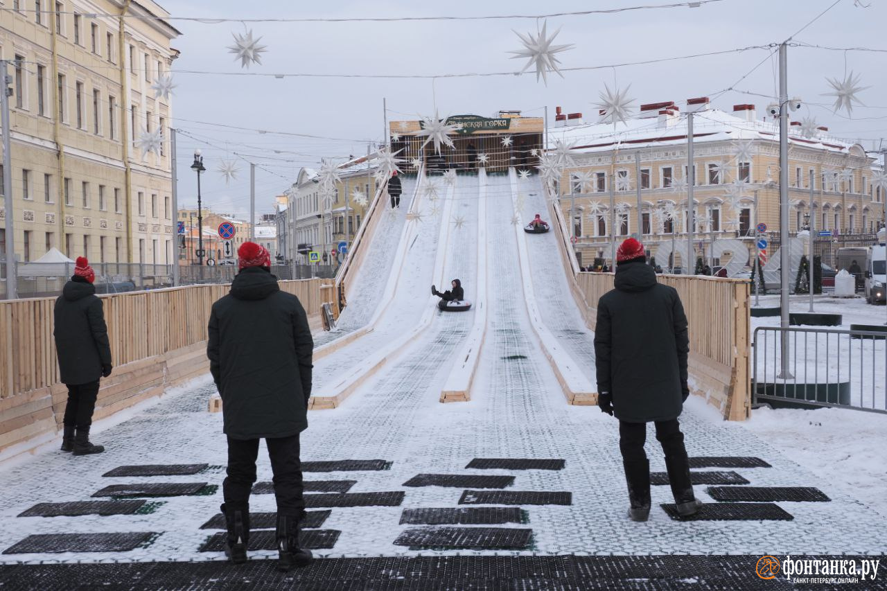 В петербурге открыли площадки. Горка на Дворцовой. Горка на Дворцовой площади 2023 режим работы.