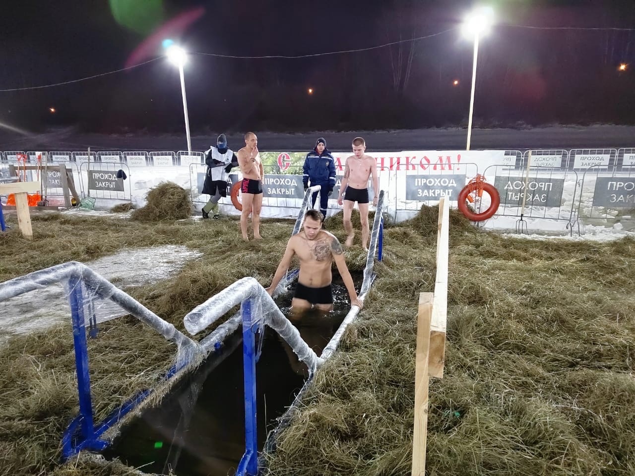 Иордань в раифе. Крещенские купания. Крещение в 2024 выходной или нет. Иордань. Крещенская купель набережная тюмень.