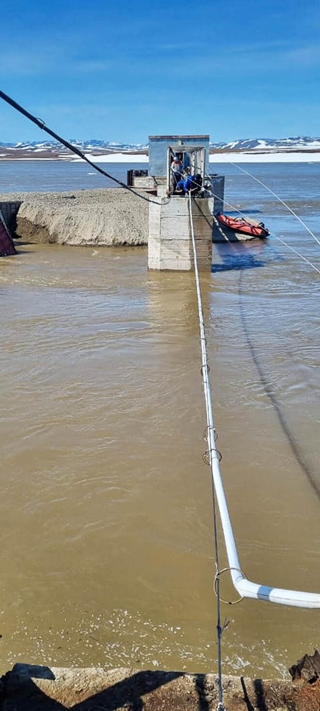 Водоснабжение села было восстановлено по временной схеме – с помощью пожарного гидранта. ФОТО: ИЗ АРХИВА АДМИНИСТРАЦИИ Г. О. ЭГВЕКИНОТ