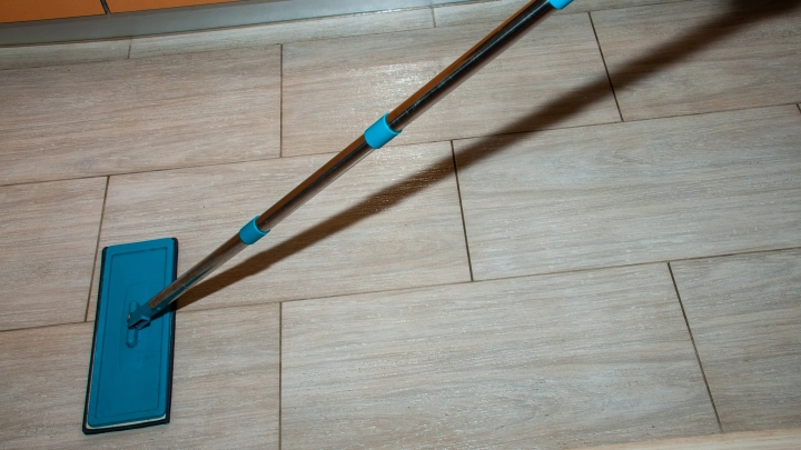 Май Абрикосов сменил известность на вёдра и швабры: чем занят экс-участник Дома-2