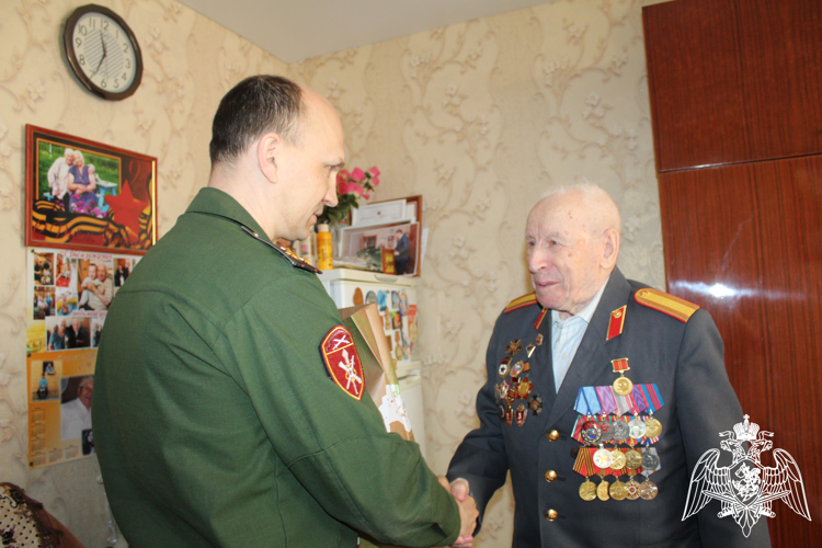 В Вологде сотрудники Росгвардии поздравили тружеников тыла, ветеранов ведомства с Днем Победы