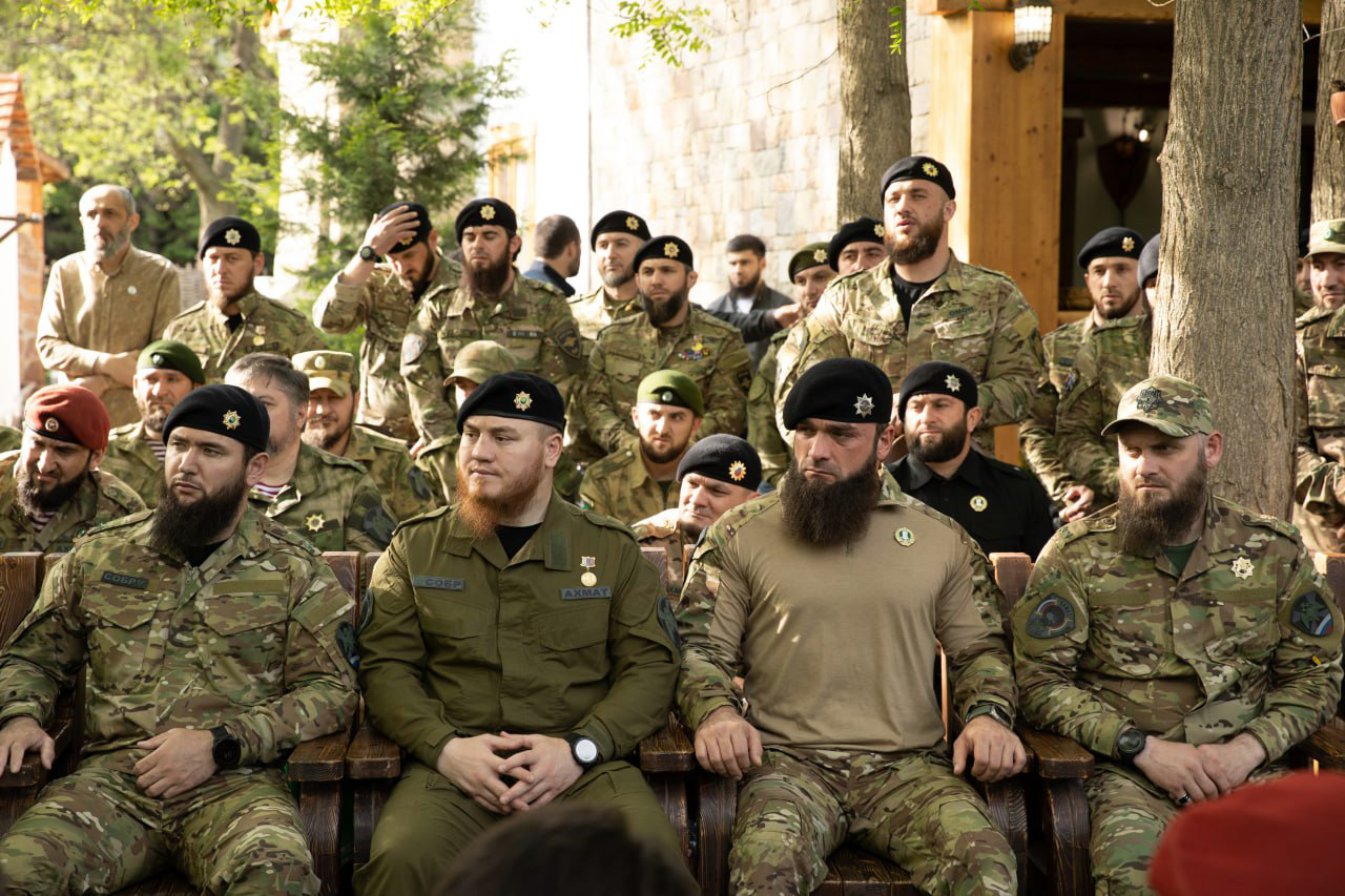 кадыров рамзан ахматович 2022. председатель правительства чечни муслим хучиев. рамзан кадыров прическа. чеченцы в правительстве. кадыров проведет.